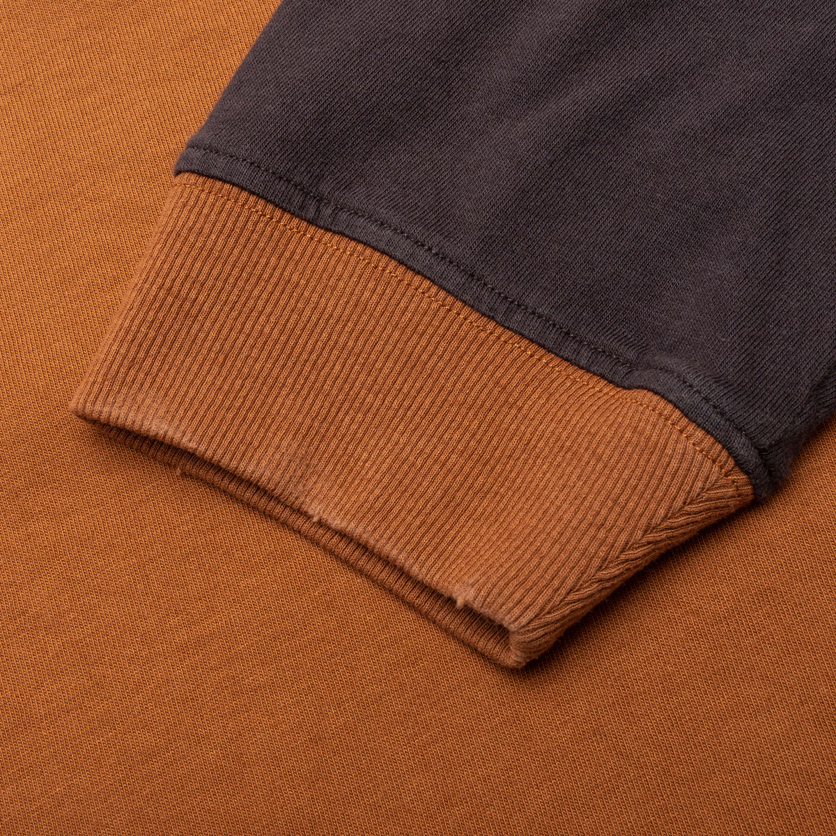 Black Hills L/S Raglan Sweatshirt - Camel/Black
